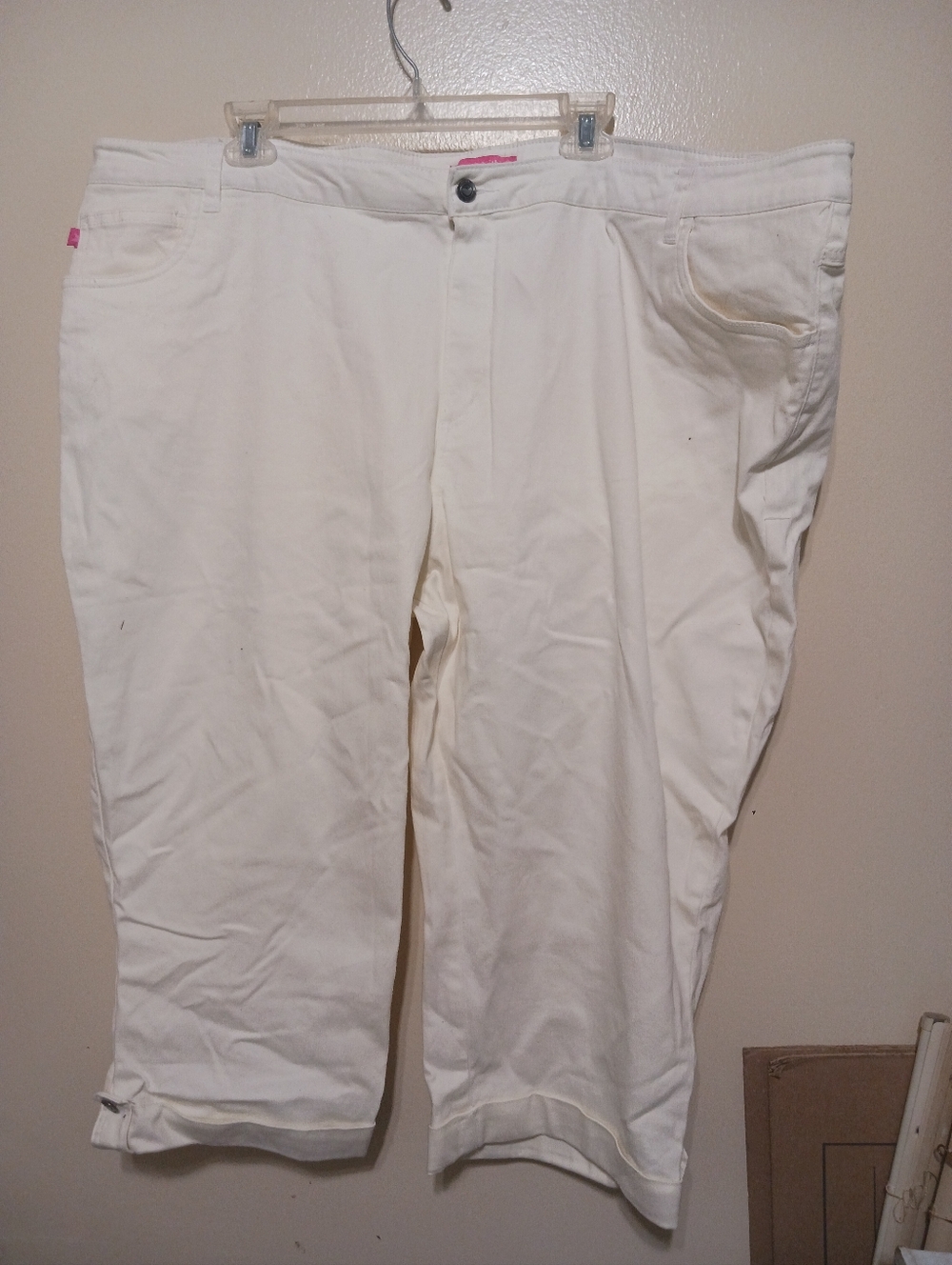 Woman Within White Capri Pants with Pink Tag Accent 28w A-6